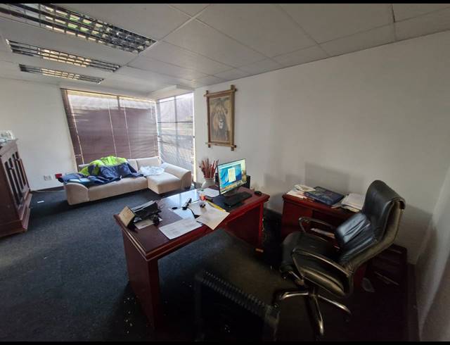 939M² WAREHOUSE TO LET IN JET PARK